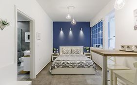 Nava Apartment In The Center With Private Parking Of Stayinthess